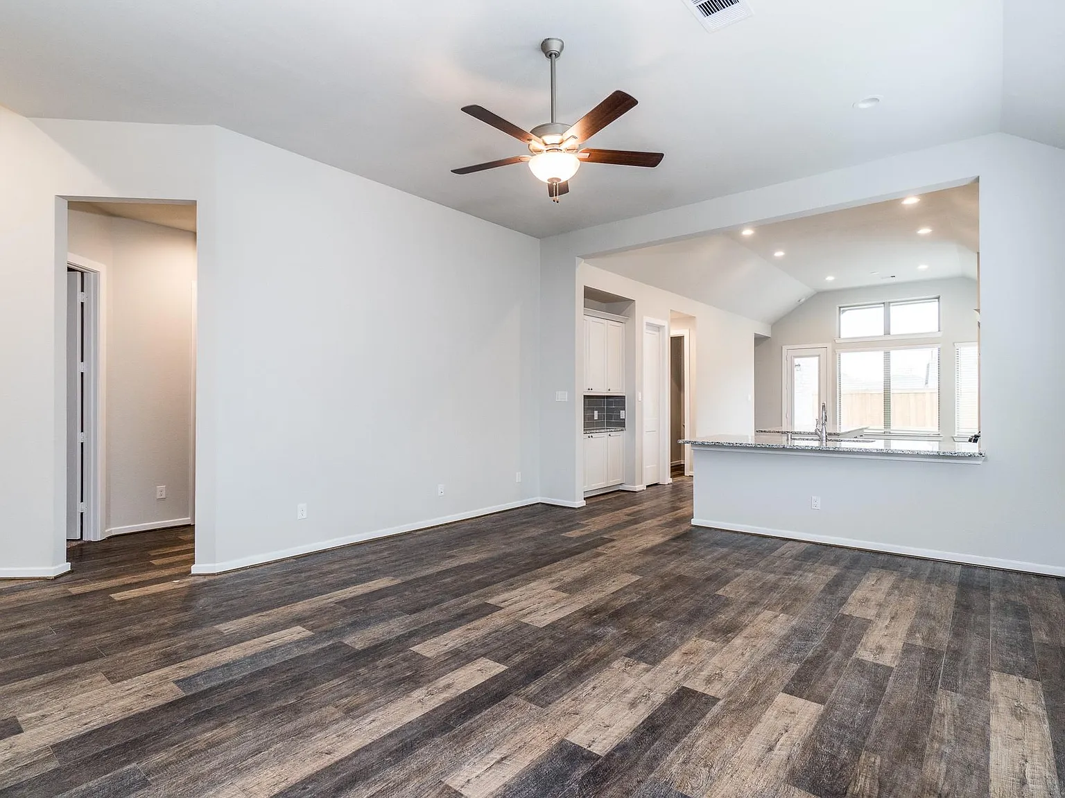 4 bed, 2.5 bath, 2149 sqft, $2,800 — Photo 2