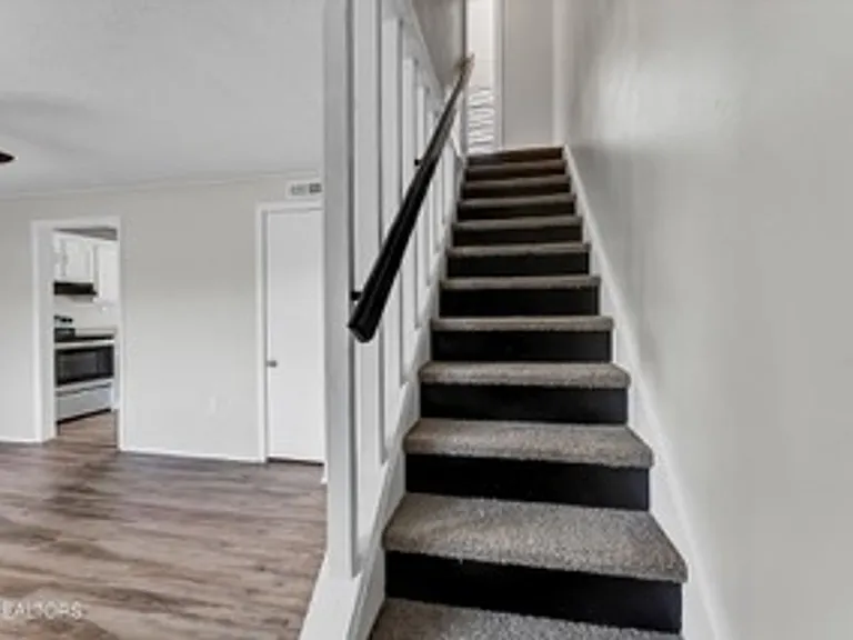 219 W Fairview Rd — Photo 4