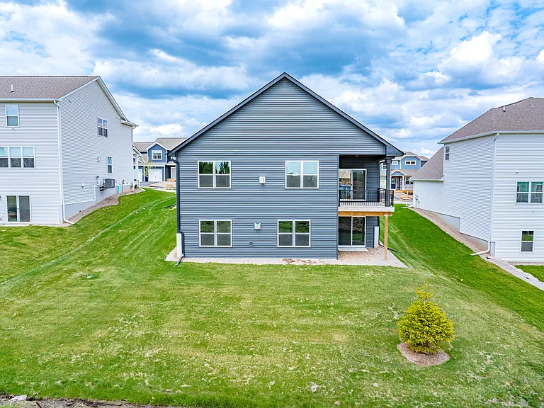 717 Winterberry Ln — Photo 8