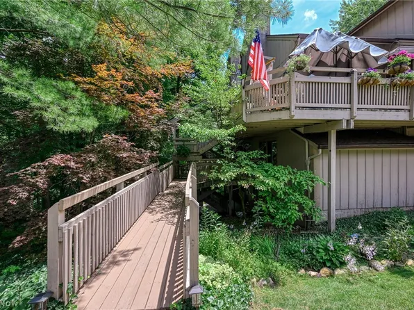 654 Meredith Ln, Cuyahoga Falls, OH 44223