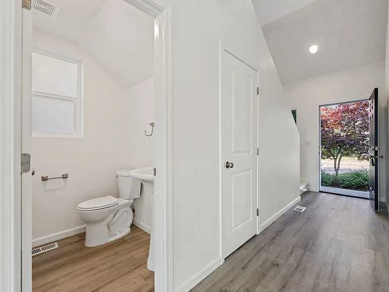 1061 Ebbets Dr SW — Photo 6