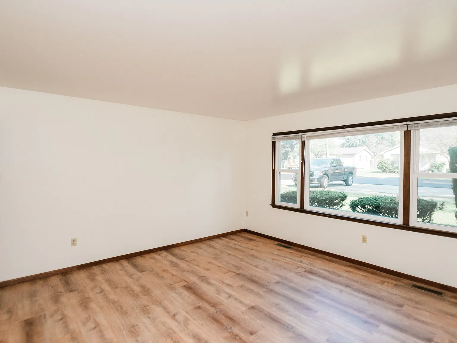 2 bed, 950 sqft, $1,200 — Photo 3