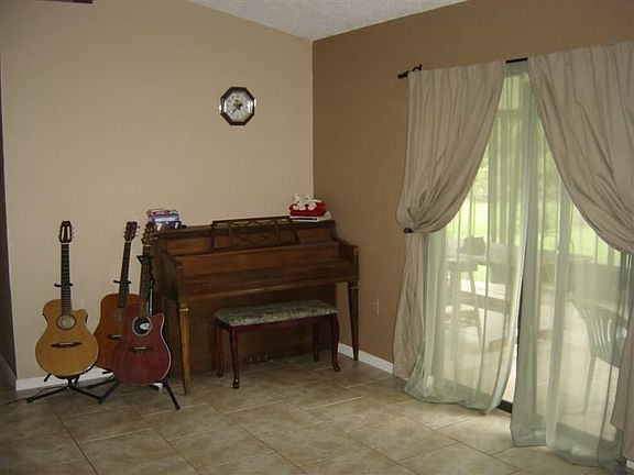 Other side of livingroom