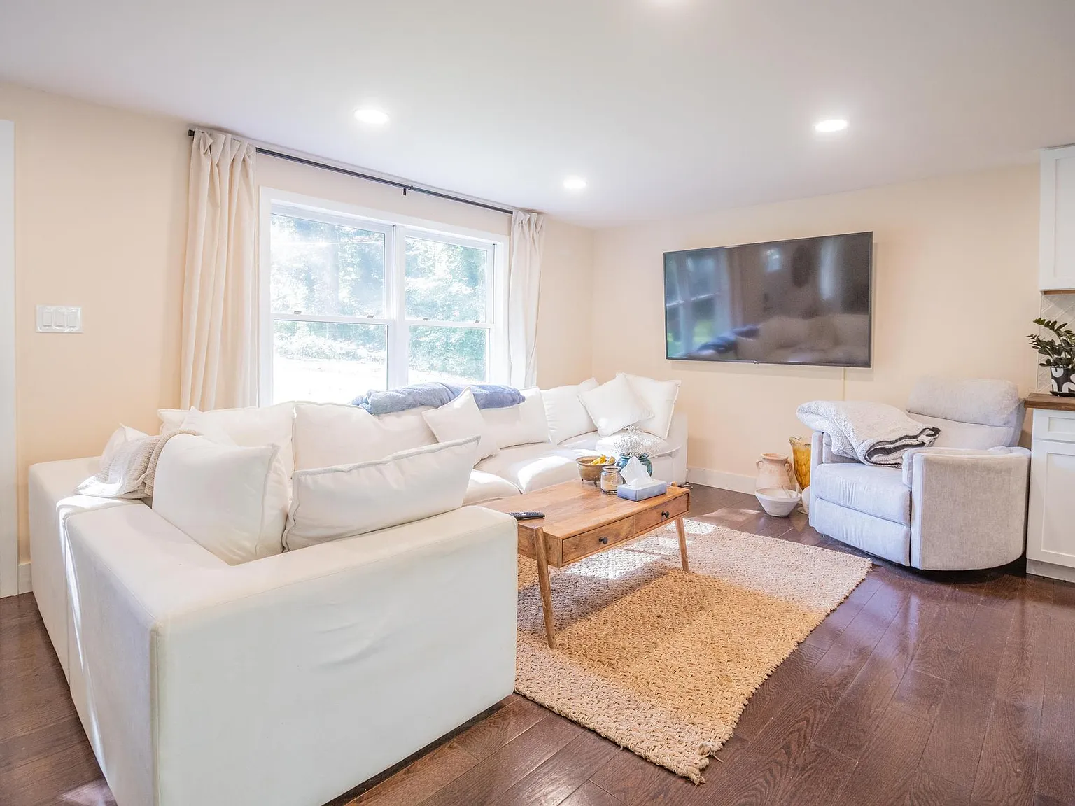 4 bed, 1600 sqft, $3,400 — Photo 2