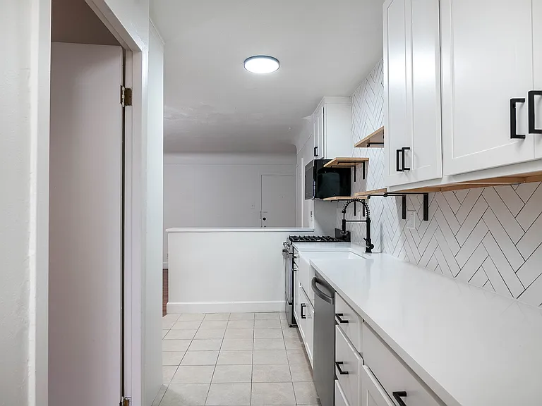 661 N Pearl St — Photo 8