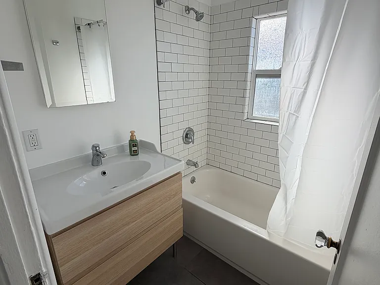 8416 1/2 Victoria Ave — Photo 17