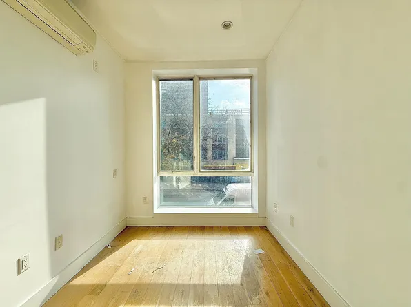 83 Montrose Avenue image 5 of 8