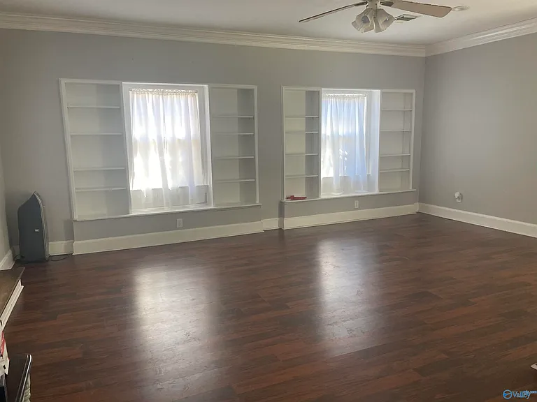 709 Marion Dr — Photo 3
