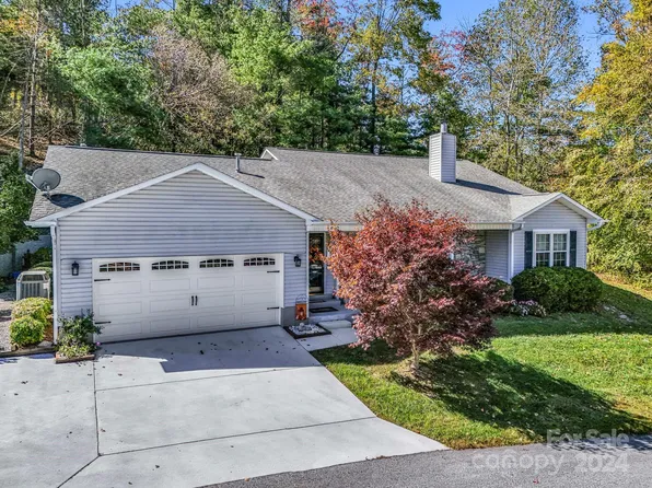 650 New Village Dr, Hendersonville, NC 28791