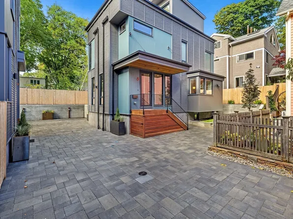 8 Holworthy Ter, Cambridge, MA 02138