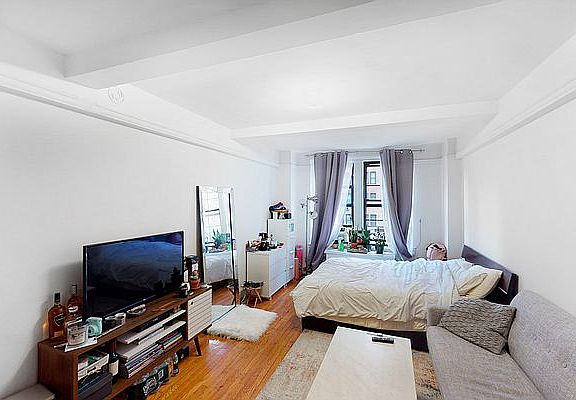 3rd image of 50 W 72nd St APT 303