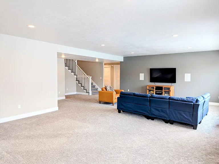 Built-in speakers and media hub.