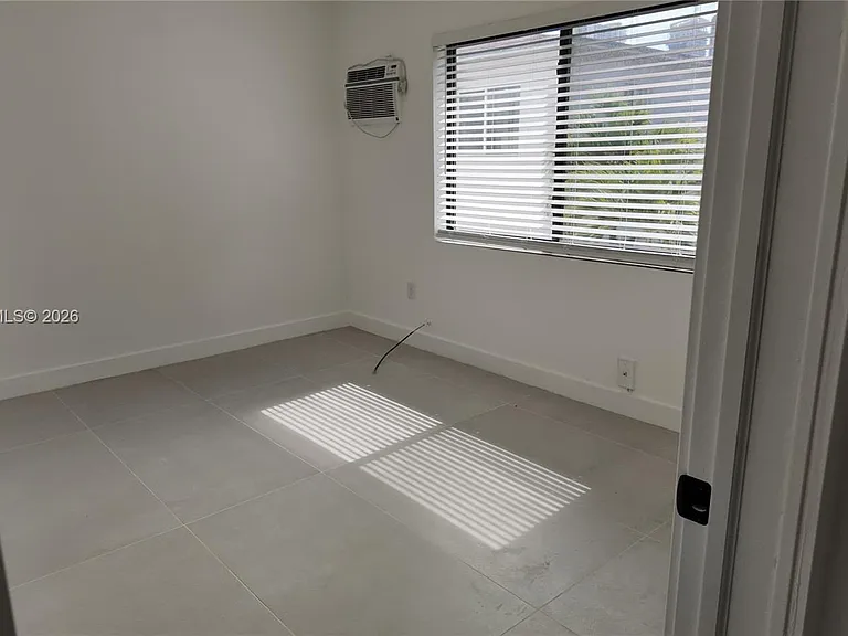 550 SW 10th St #7 — Photo 11