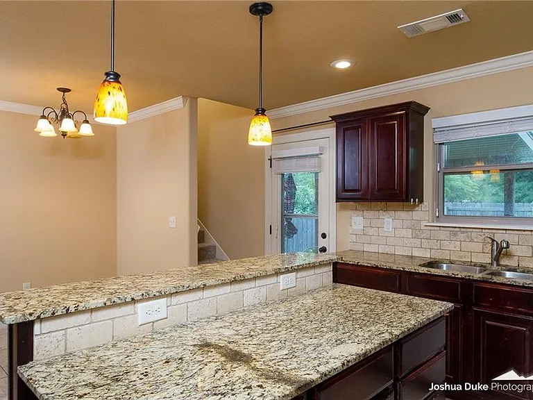 2657 N Valencia Ave — Photo 8
