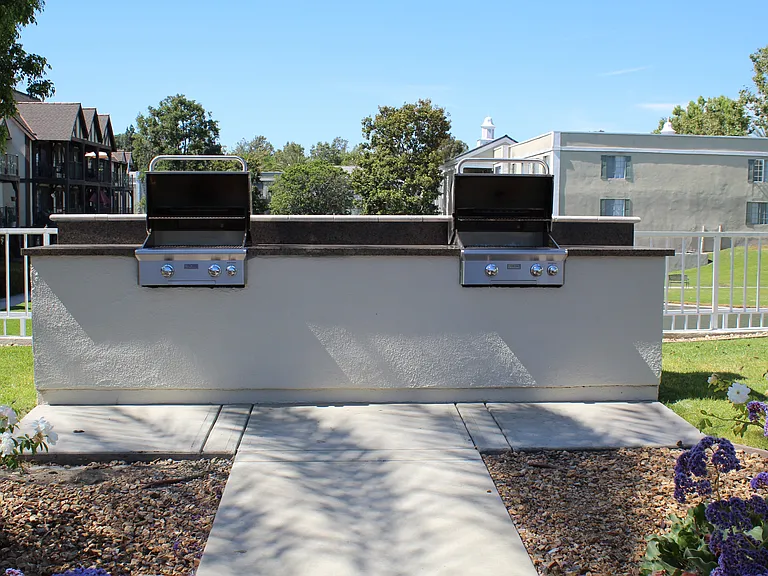 Versailles on the Lake Apartments — Photo 53