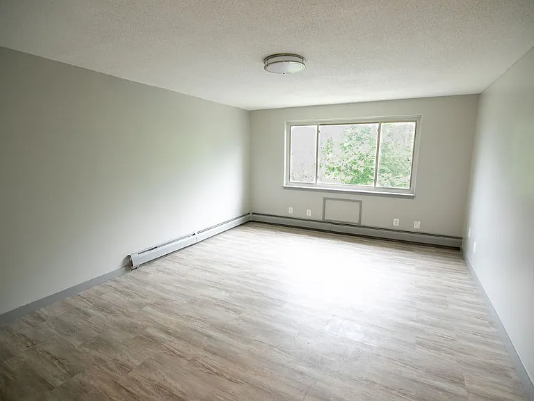 608 Allen St — Photo 3