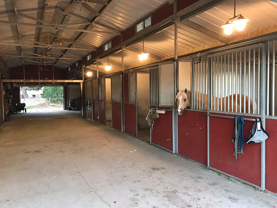 4 stall barn