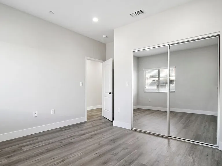 6841 Radford Ave — Photo 15