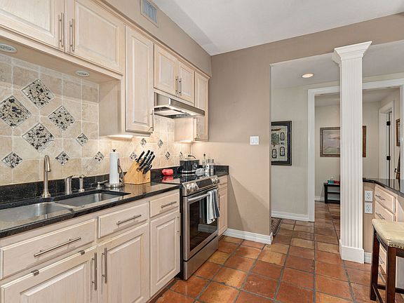 4th image of 1022 Navarro St APT 304