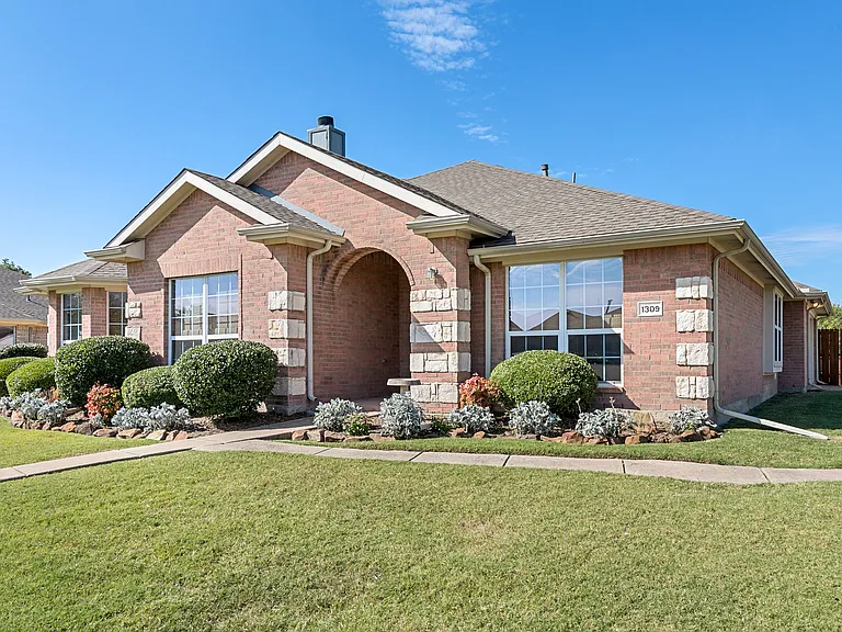 1309 Lonesome Dove Trl — Photo 1