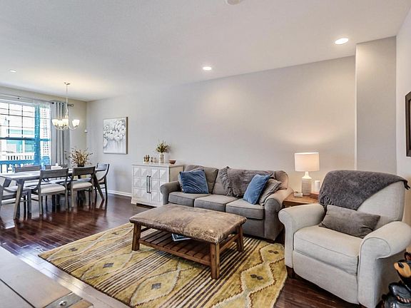 4th image of 833 E Lexington Cir