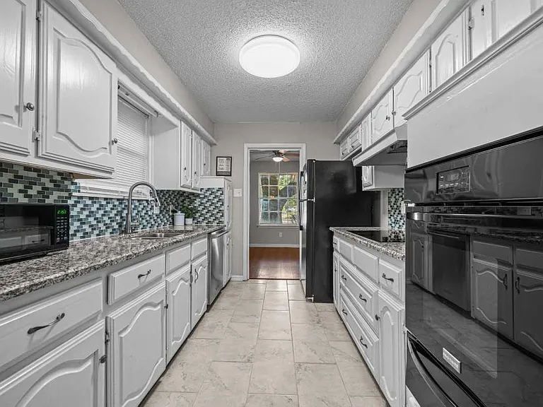 Greenbriar Dr — Photo 7