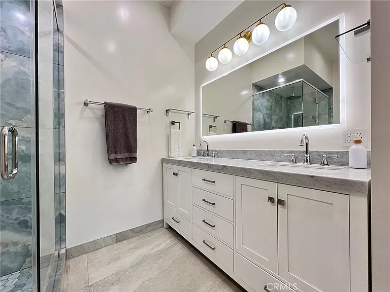 23443 Balmoral Ln — Photo 8