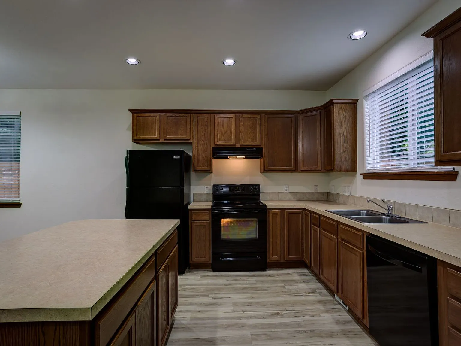 Beautiful 3 Bedroom 2 1/2 Bath, Washer and Dryer In-Unit, Air Conditioning — Photo 1