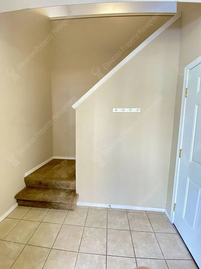 Bright 2 BR/2 BA Townhouse in Redmond — Photo 2