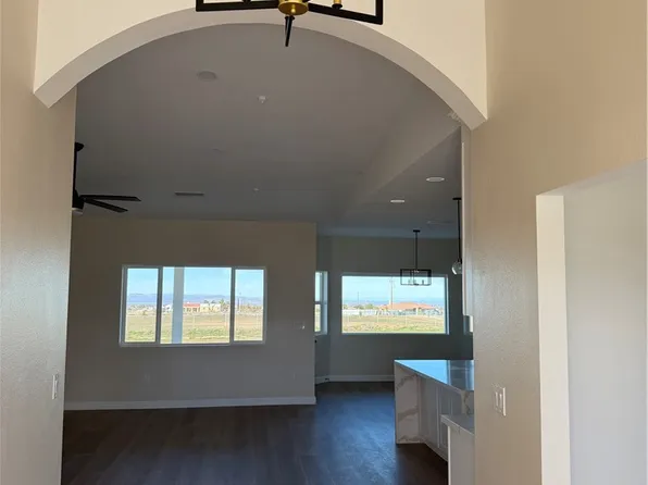 6610 Rancho Rd, Phelan, CA 92371