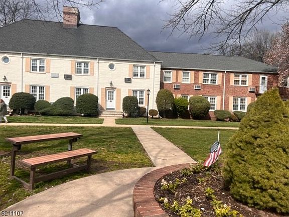 2nd image of 15 Parkway Vlg #A