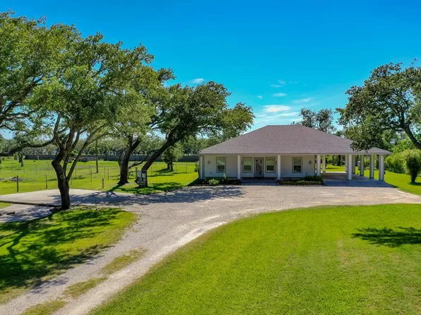 705 Monkey Rd, Rockport, TX 78382