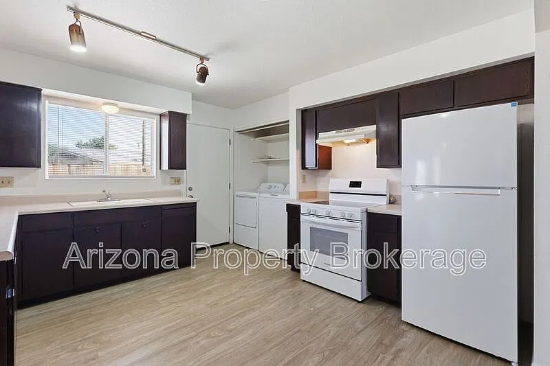 3 bed, 2.0 bath, 1584 sqft, $1,995 — Photo 3