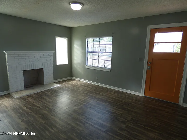516 E 58th St — Photo 3