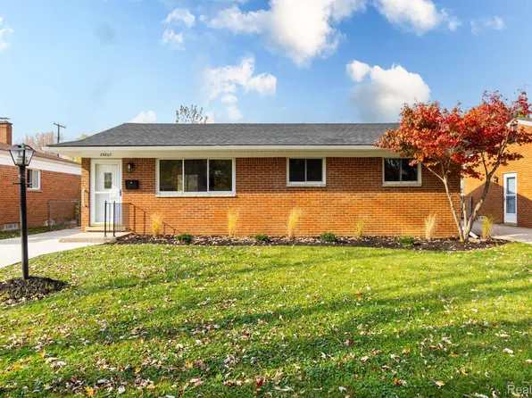 29807 Elmgrove St, Saint Clair Shores, MI 48082