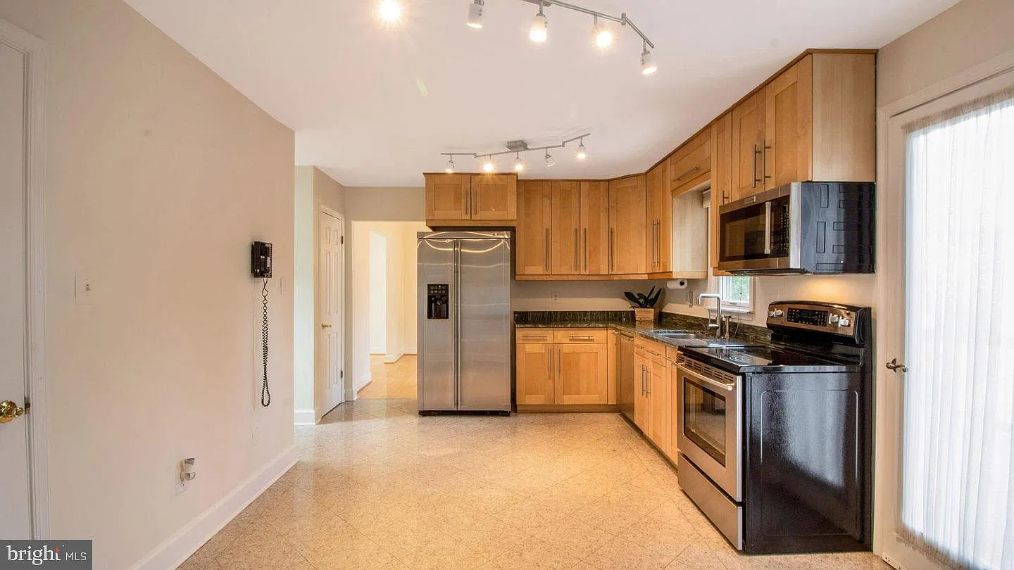 4 bed, 2.5 bath, 2264 sqft, $4,500 — Photo 3