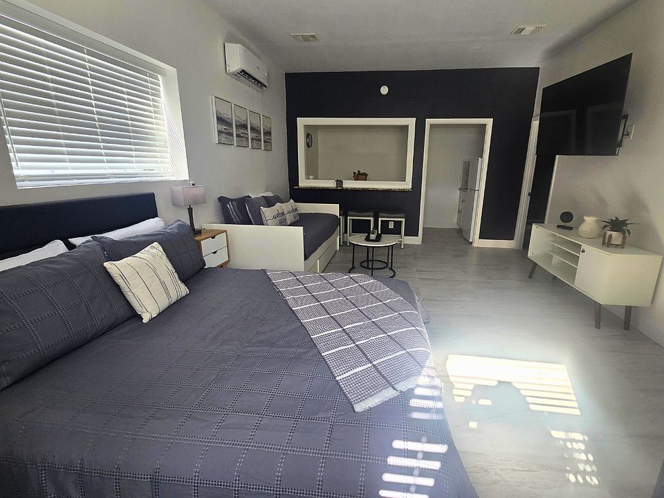Spacious & cozy studio with a queen bed, sofa bed, full kitchen & private bath. Lakeland, FL