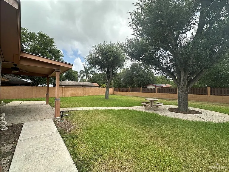 1200 S Gumwood St — Photo 30