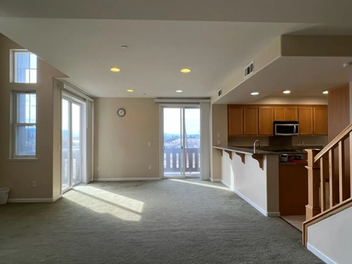 Immaculate 3 Bedroom 2.5 Bath Townhome With Lots of Sunlight and Steps From Luna Park — Photo 3