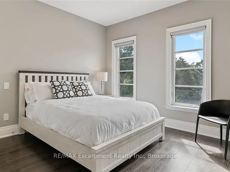 81 Brock St — Photo 33