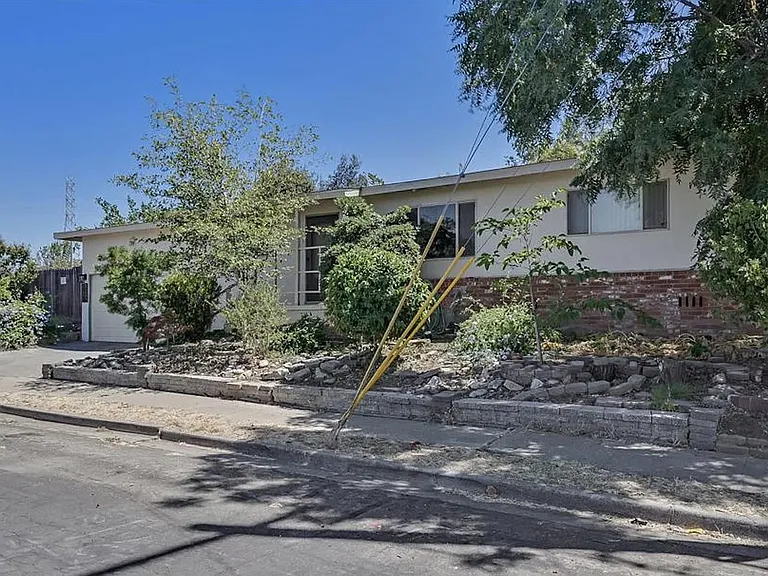 632 Shaddick Dr — Photo 7