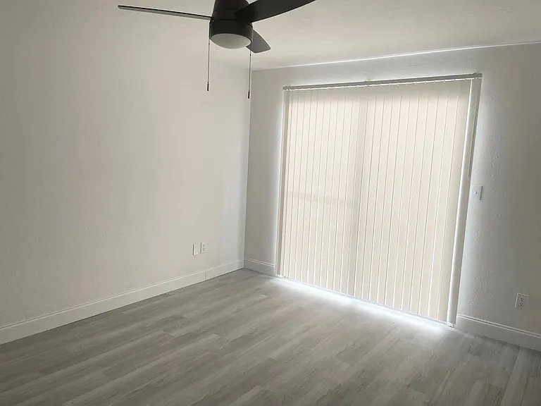 2 Bedroom/1 Bathroom Move-in Ready Townhome w\ 1 Month Free Rent!! — Photo 13