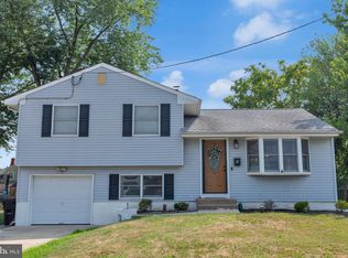 8 Phaeton Dr, Hamilton, NJ 08690