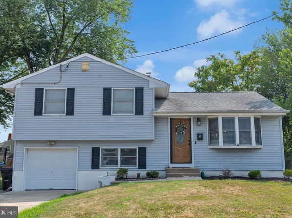 8 Phaeton Dr, Hamilton, NJ 08690