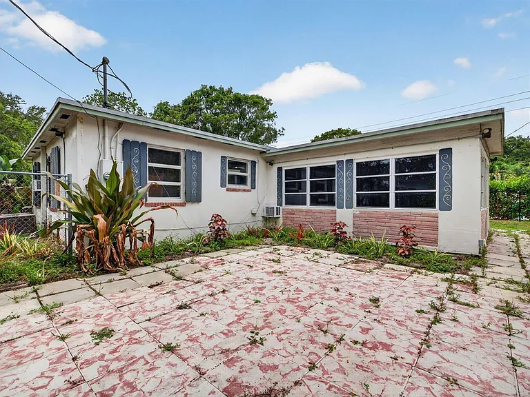 841 SW 18th Ct — Photo 42