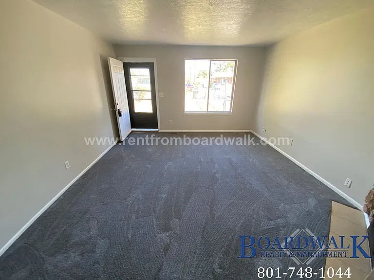 1453 W 2320 S — Photo 3