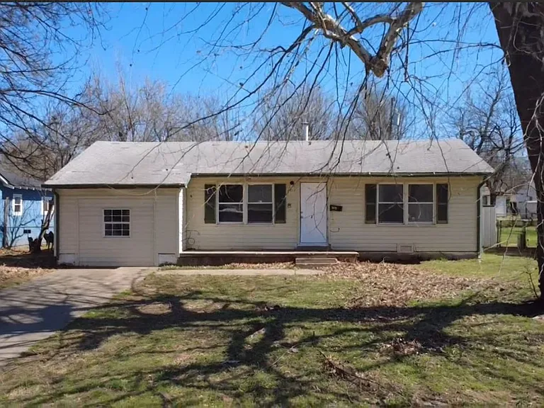 3512 Brookside Dr — Photo 2