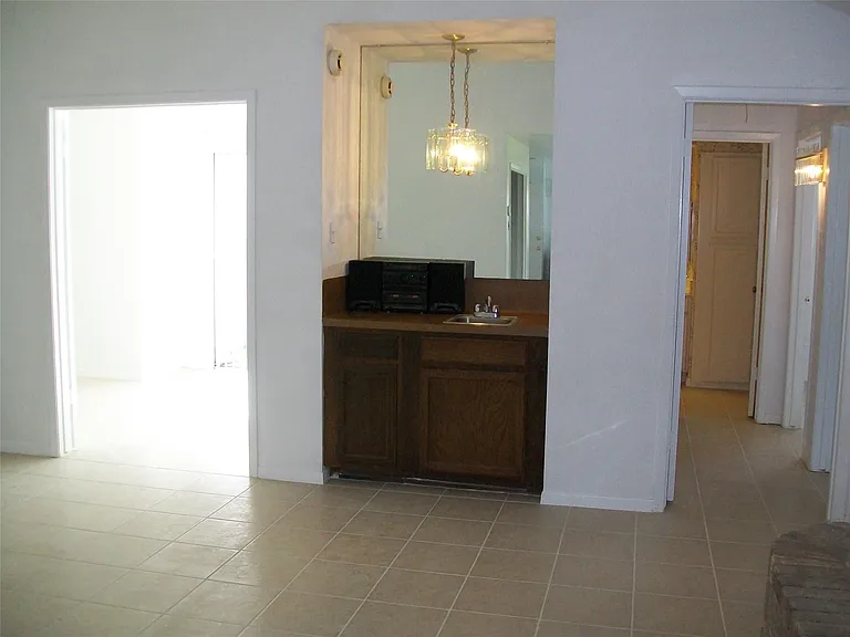2526 Valley Forest Dr — Photo 4