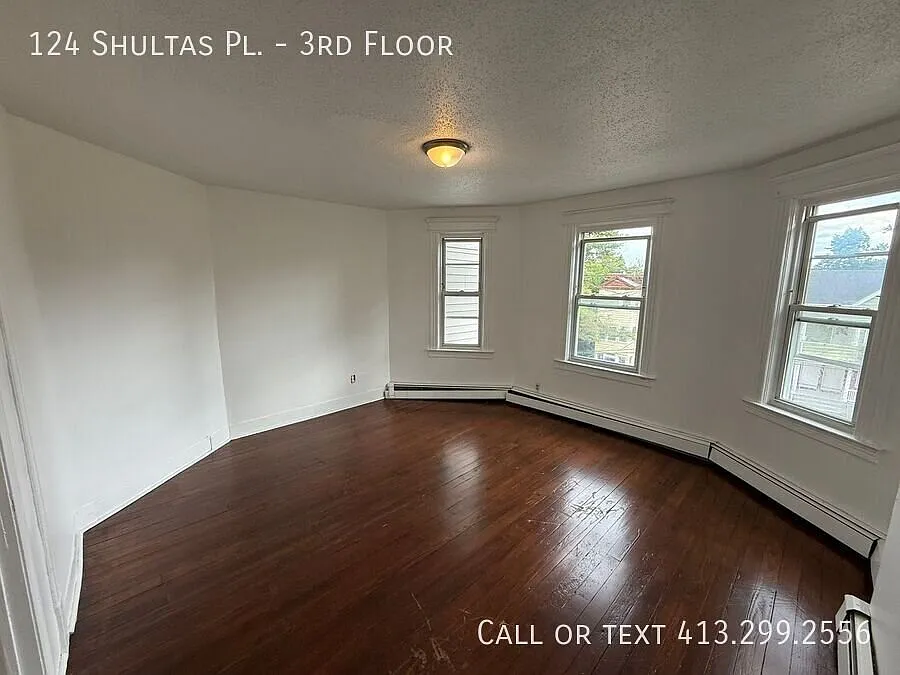 Spacious Three-Bedroom Apartment in the Heart of Hartford! — Photo 4