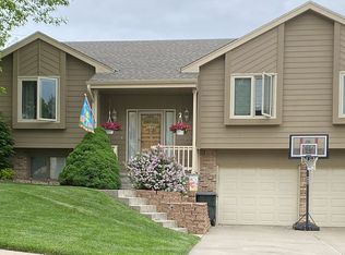 301 Summerset Dr, Papillion, NE 68133